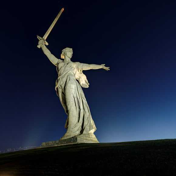 Unveiling the Magnificence of “The Motherland Calls”: A Symbol of Courage and Sacrifice in Russian Sculpture